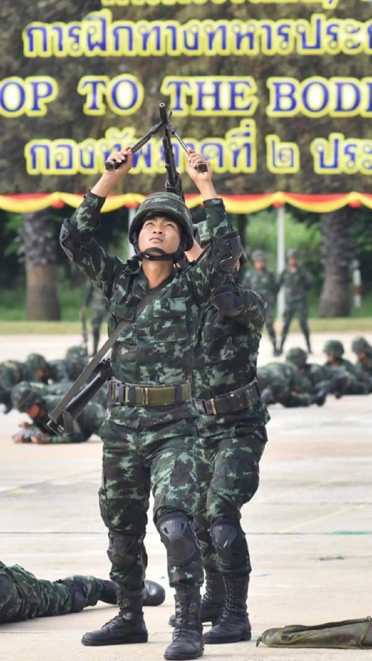 สง่างาม เข้มแข็ง ผ่อนคลาย ! ทรงโปรดเกล้าฯ พระราชทาน ท่าฝึกทางทหารประกอบดนตรี "ราชวัลลภเริงระบำ" Hop to the bodies slams ให้กองทัพบก