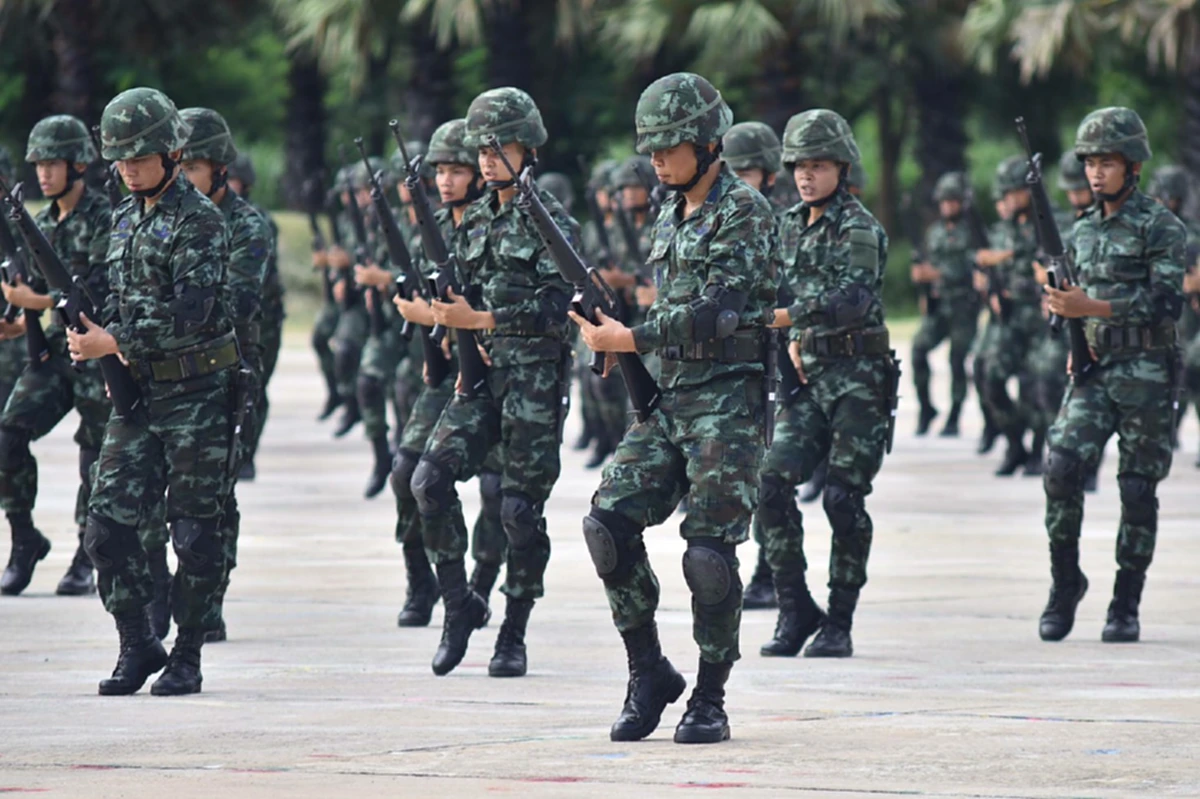 สง่างาม เข้มแข็ง ผ่อนคลาย ! ทรงโปรดเกล้าฯ พระราชทาน ท่าฝึกทางทหารประกอบดนตรี "ราชวัลลภเริงระบำ" Hop to the bodies slams ให้กองทัพบก
