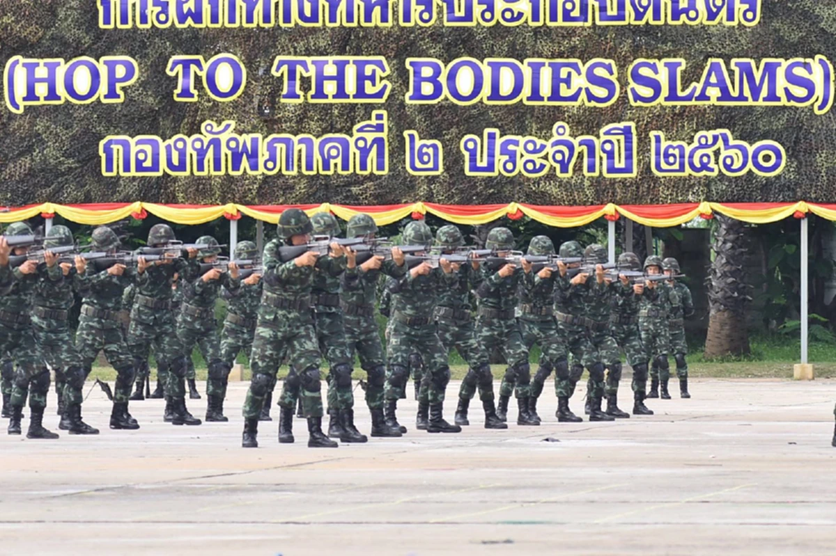 สง่างาม เข้มแข็ง ผ่อนคลาย ! ทรงโปรดเกล้าฯ พระราชทาน ท่าฝึกทางทหารประกอบดนตรี "ราชวัลลภเริงระบำ" Hop to the bodies slams ให้กองทัพบก