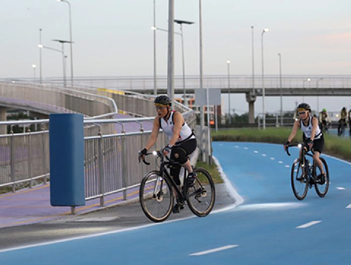สมเด็จพระเจ้าอยู่หัว ทรงจักรยานเปิดสนาม "เจริญสุขมงคลจิต" มท. เชิญชวนปชช.เข้าร่วมกิจกรรม "Bike อุ่นไอรัก"