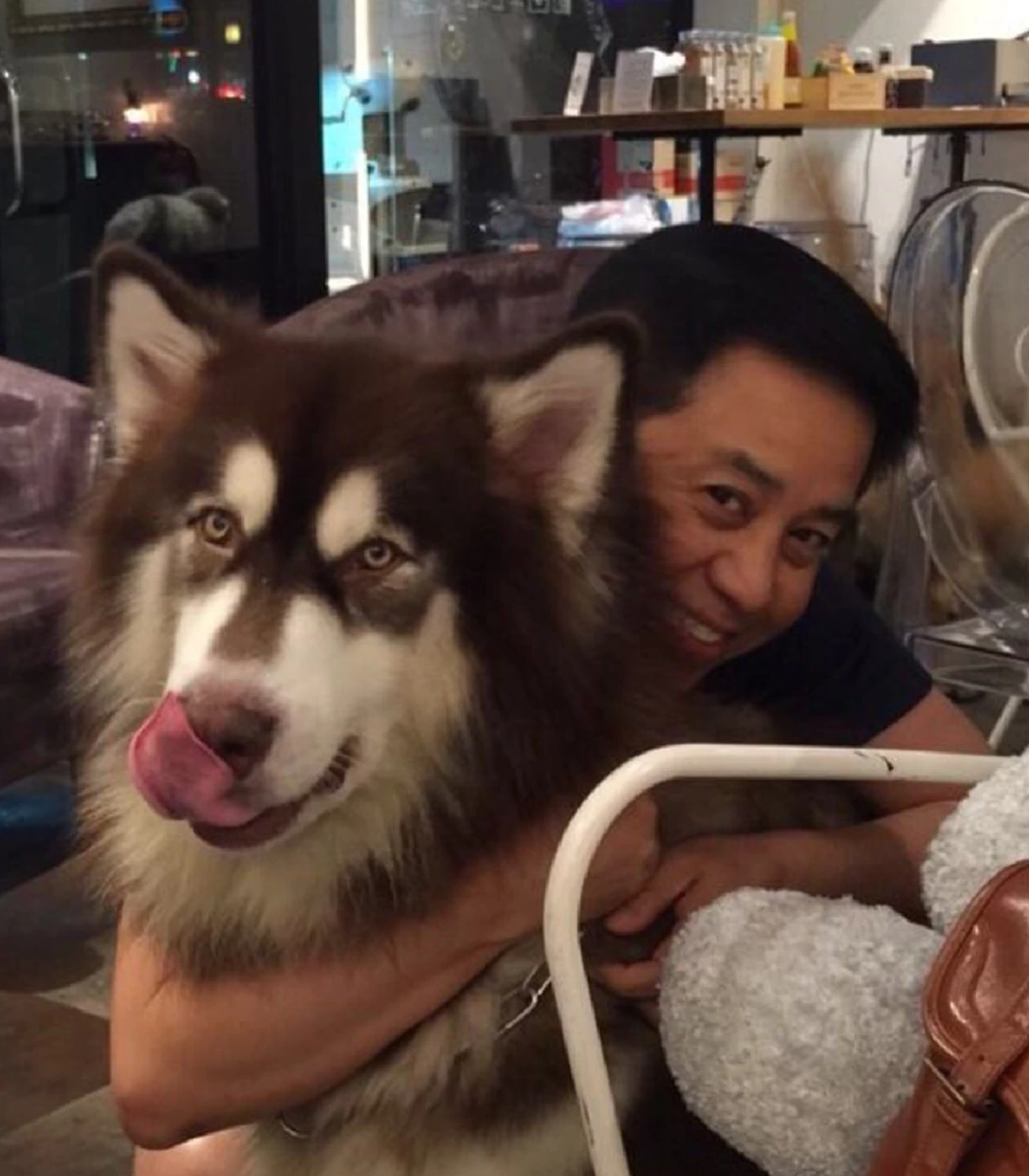 แอบส่อง มุมหวานๆ "เสธ.ไก่อู"... Love เมีย love  her dogs