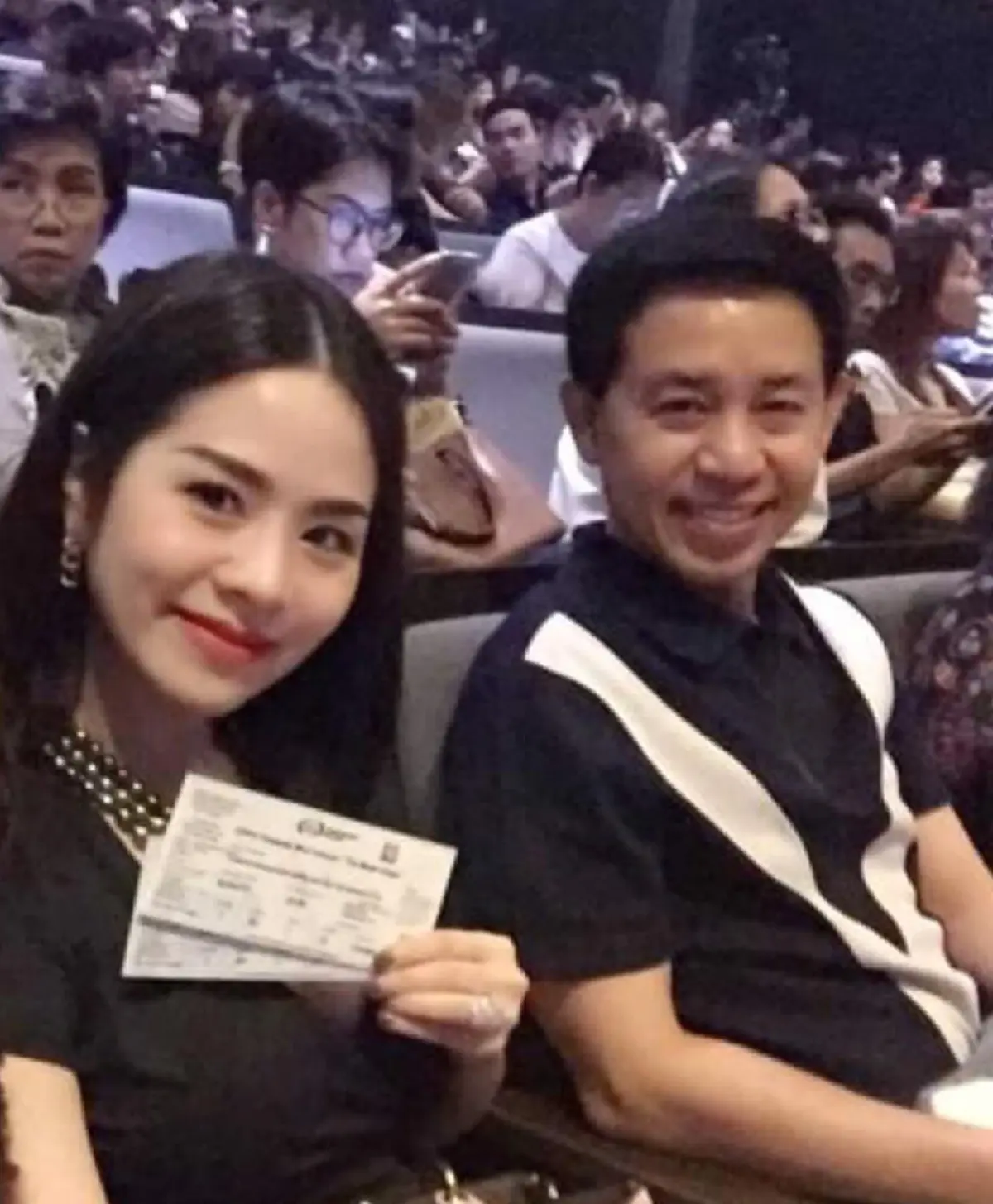 แอบส่อง มุมหวานๆ "เสธ.ไก่อู"... Love เมีย love  her dogs