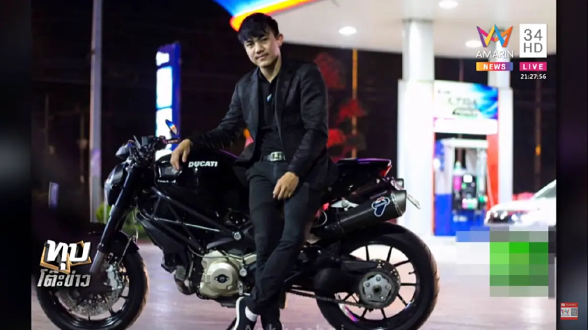 เปิดภาพนาทีก่อนหนุ่มบิ๊กไบค์เสียชีวิต หลังกล้องวงจรปิดเจอกระบะประกบข้างรถ เพื่อนและครอบครัวเชื่อรูที่ข้อมือศพถูกปืนยิง! (ภาพ)