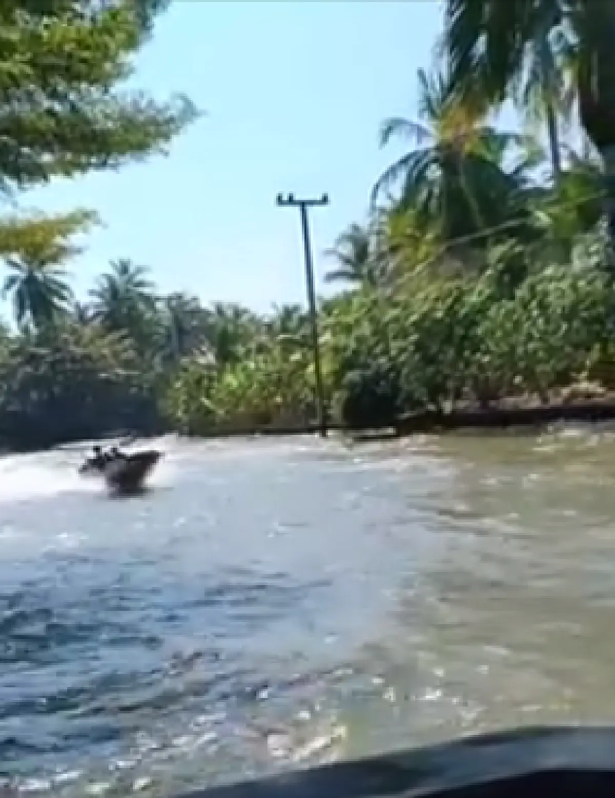 คนขับเรือทัวร์ท่องเที่ยว แจงปมดราม่า ต้องซิ่งทำรอบ ต่างชาติบ่น ชมวิวไม่ทัน