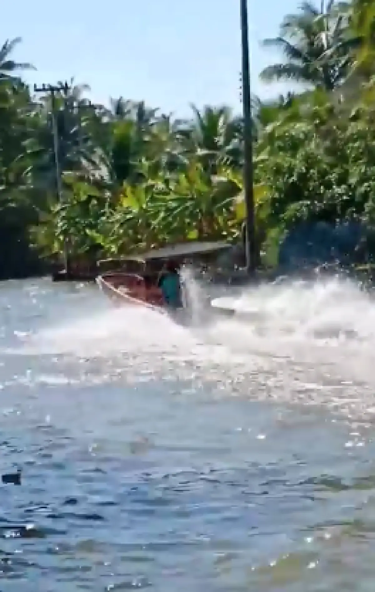 คนขับเรือทัวร์ท่องเที่ยว แจงปมดราม่า ต้องซิ่งทำรอบ ต่างชาติบ่น ชมวิวไม่ทัน