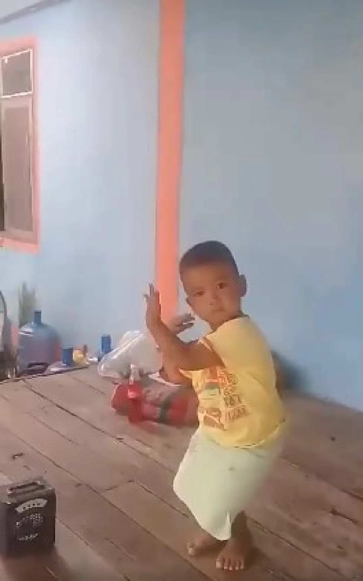 ซุปตาร์คนต่อไป!!! แชร์สนั่น "หนูน้อย" โชว์สเต็ปเซิ้งด้วยลีลากินขาด ทำเอาชาวเน็ตแห่คอมเมนต์สนั่นโซเชียล (มีคลิป)