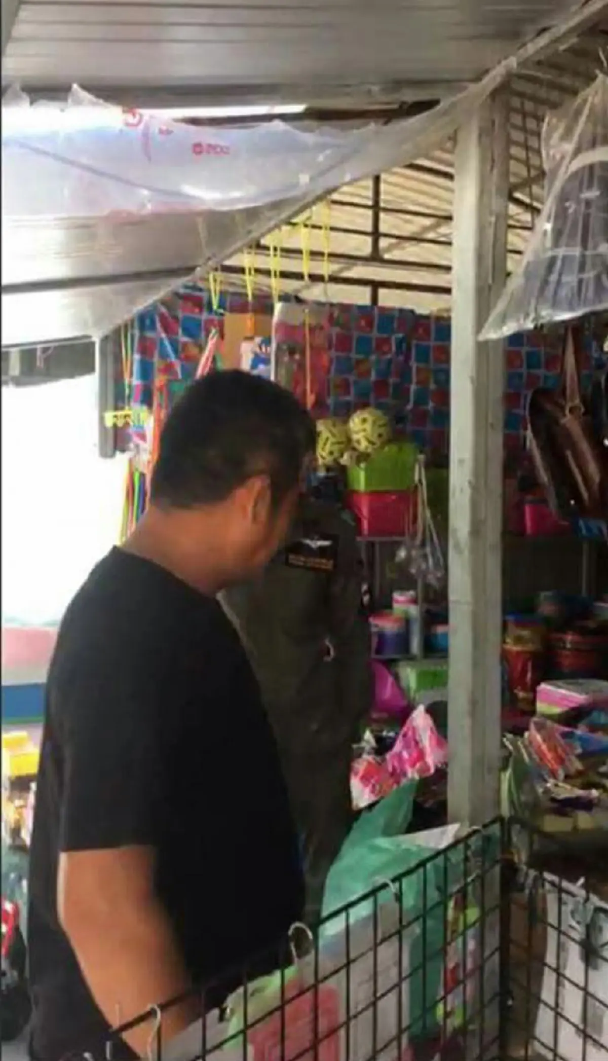 ร้าน20บาทคงจะร้อนๆหนาวๆกัน!! ร้าน20บาทปราจีนโดนซุ่มตรวจค้น..พบสินค้าเลี่ยงภาษี ของก๊อปปี้เพียบ พ่อค้ารั้น!!ปฏิเสธทุกข้อหา (เจอดี-มีคลิป)