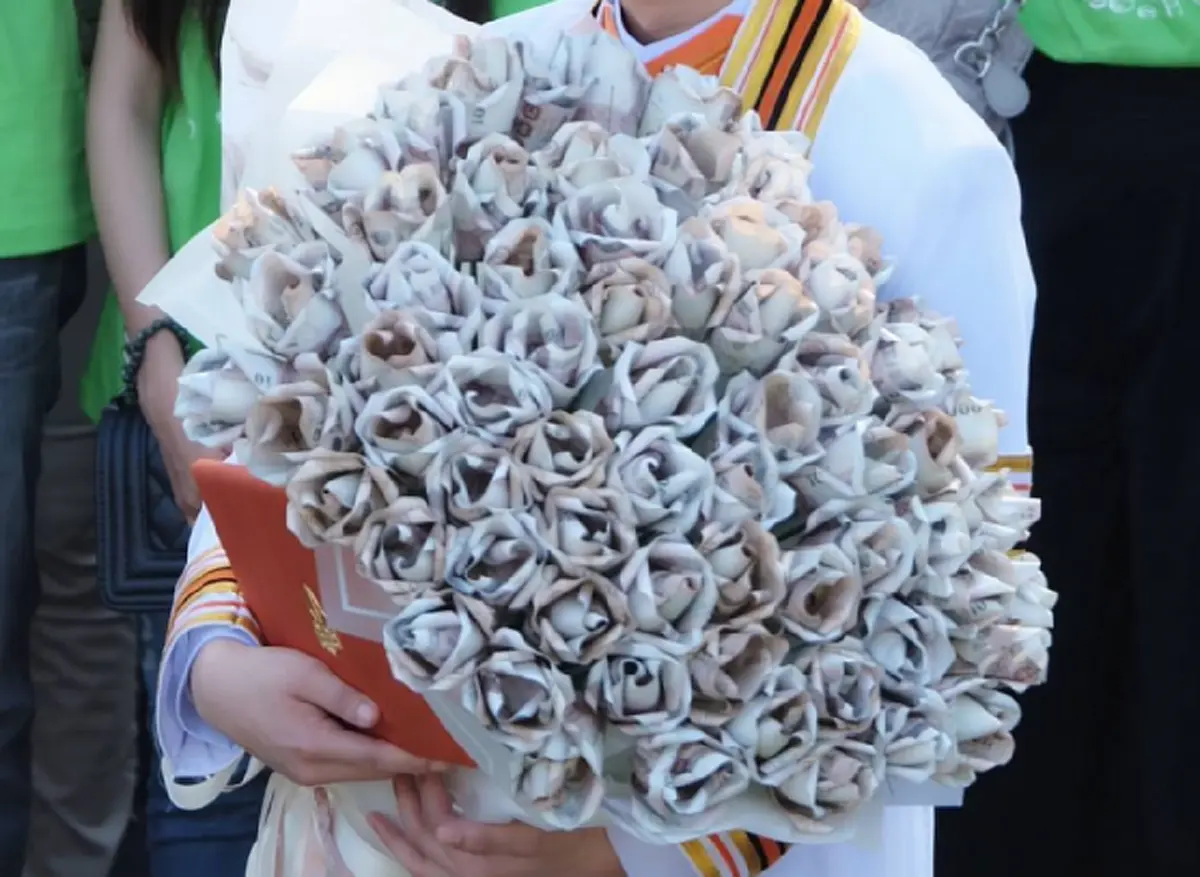 สุดพีคน้ำตาซึม!!! หญิงสาวเรียนจบปริญญา เเต่ได้ช่อดอกไม้ไม่เหมือนใคร ทำคนมองทั้งงาน!!!