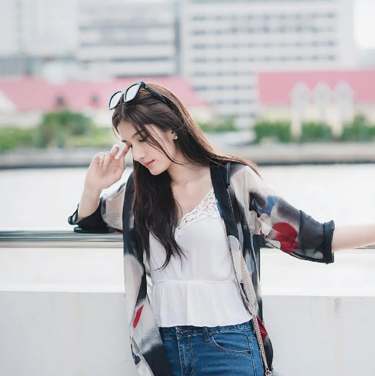 เปิดตัว !!! สาวข้างกาย "บิ๊กตู่" นั่งรับโทรศัพท์ช่วยน้ำท่วม เธอเป็นใคร? บอกเลยดีกรีไม่ธรรมดา !!!