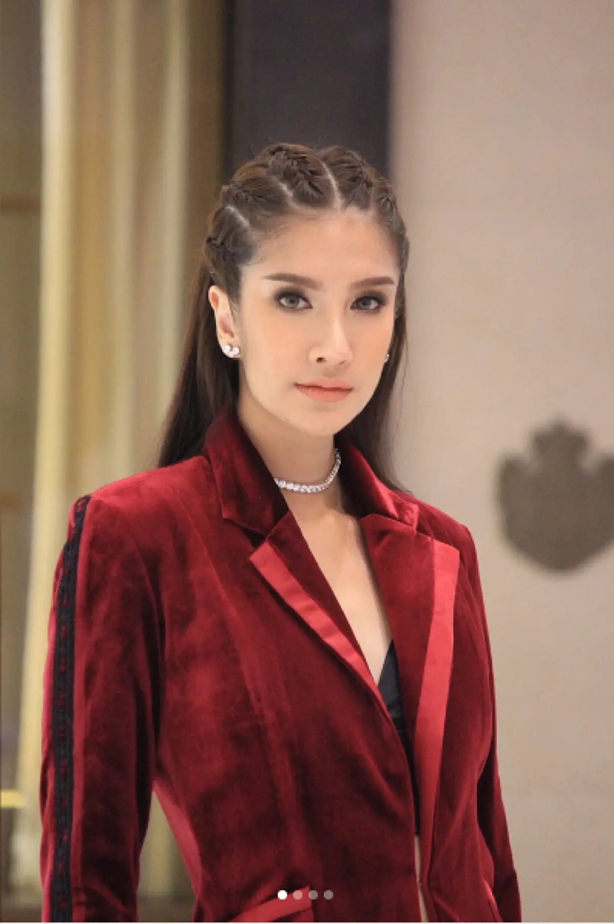 เปิดตัว !!! สาวข้างกาย "บิ๊กตู่" นั่งรับโทรศัพท์ช่วยน้ำท่วม เธอเป็นใคร? บอกเลยดีกรีไม่ธรรมดา !!!