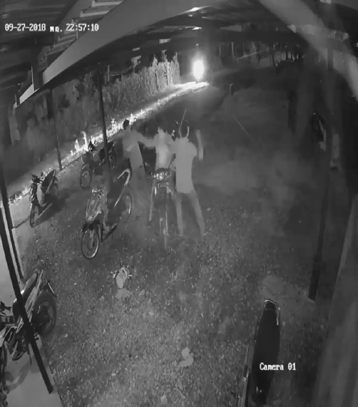 พวกหมาหมู่!! เผยคลิปวงจรปิด วัยรุ่นนักเลง 20รุม1 ทำร้าย เจ้าของหอเสียชีวิต เหตุหวังดีไม่อยากให้ตีกัน!! (คลิป)