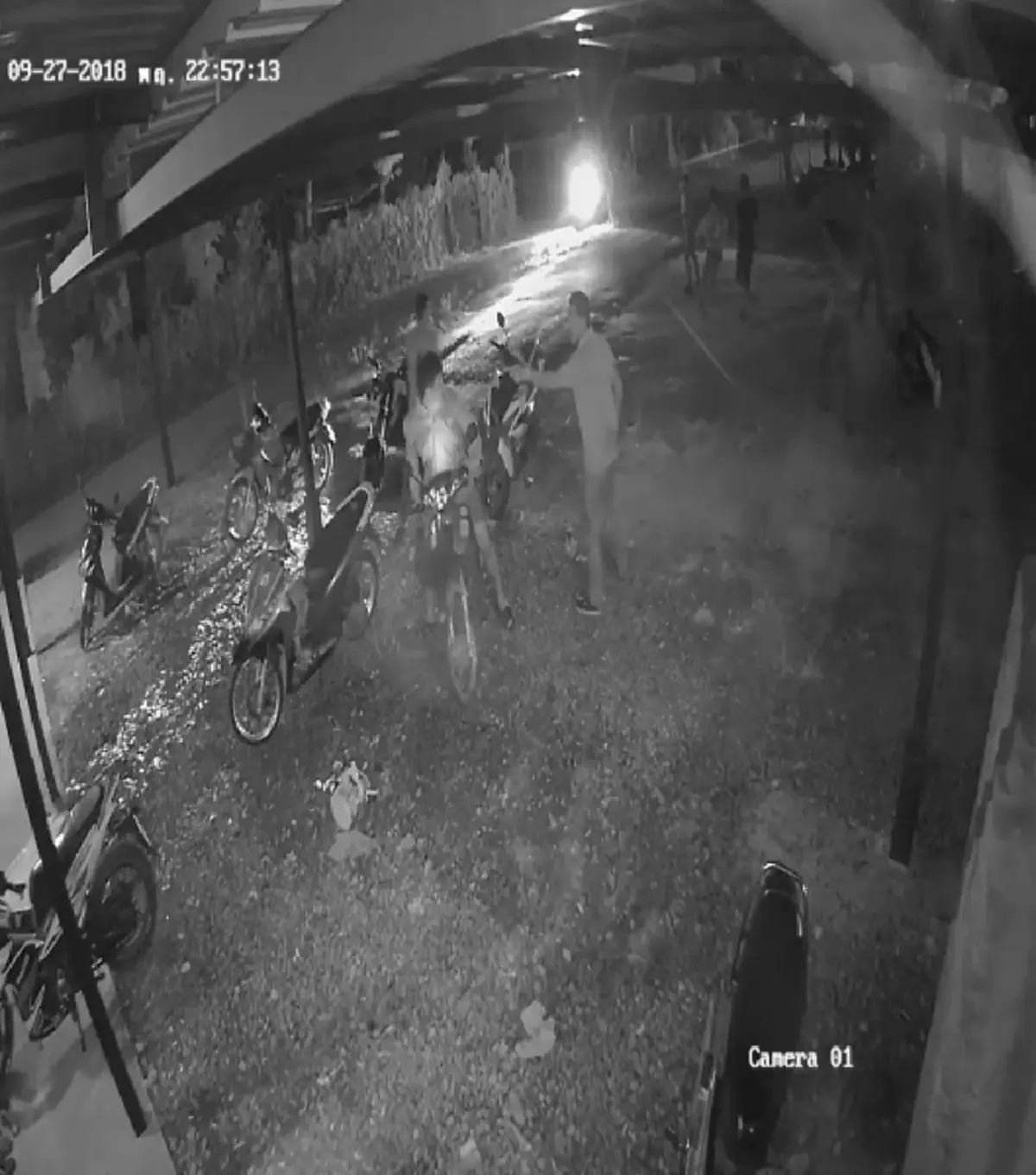 พวกหมาหมู่!! เผยคลิปวงจรปิด วัยรุ่นนักเลง 20รุม1 ทำร้าย เจ้าของหอเสียชีวิต เหตุหวังดีไม่อยากให้ตีกัน!! (คลิป)