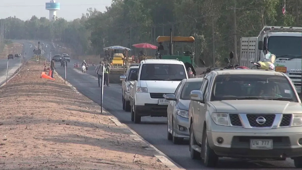 ชาวบ้านรวมตัว  วอน ให้แก้ไข จุดกลับรถ ถนนสร้างใหม่ สาย กำแพงเพชร-พรานกระต่าย อ้าง มันไกลไป