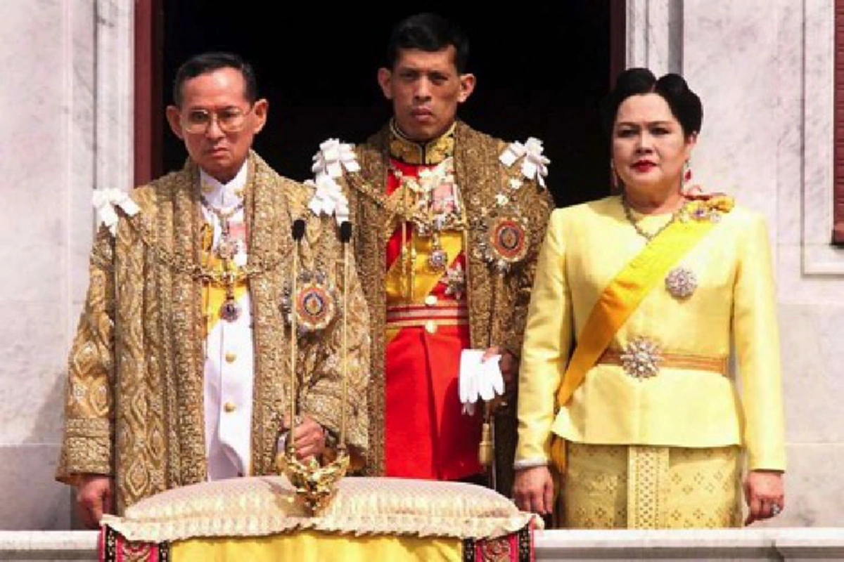 ย้อนรำลึก"พระราชพิธีฉลองสิริราชสมบัติครบ ๖๐ ปี "วันที่พสกนิกรเปล่งเสียง "ทรงพระเจริญ" ทั่วทั้งแผ่นดิน กึกก้องที่สุดในประวัติศาตร์(ชมคลิป) !!