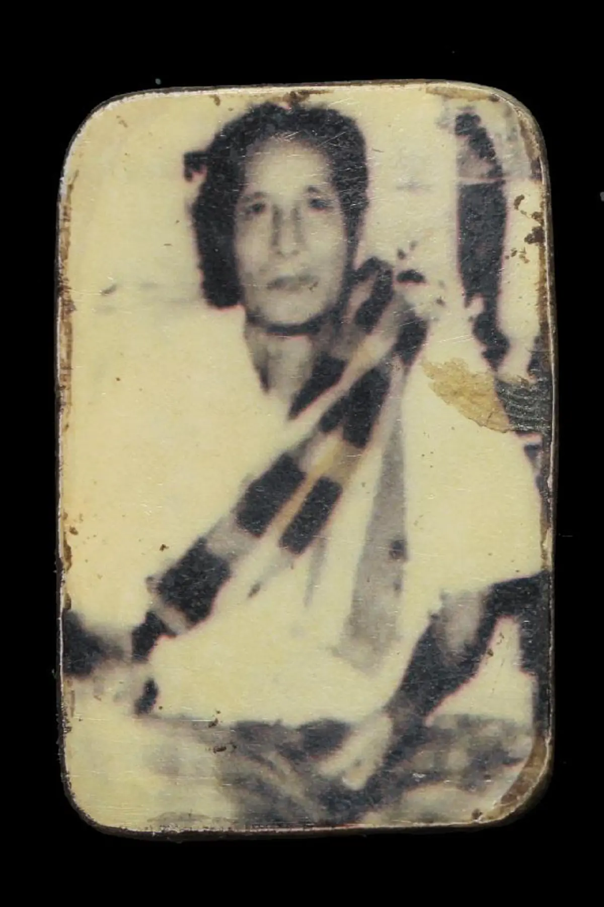 ร้อนวิชา..อาจารย์แปลก ร้อยบาง ขอดผ้าด้วยมือเดียว ให้ศิษย์เอาไปลองยิงในป่าช้า นัดแรก แชะ นัดสอง แชะ..ยิงไม่ออกแม้นัดเดียว.