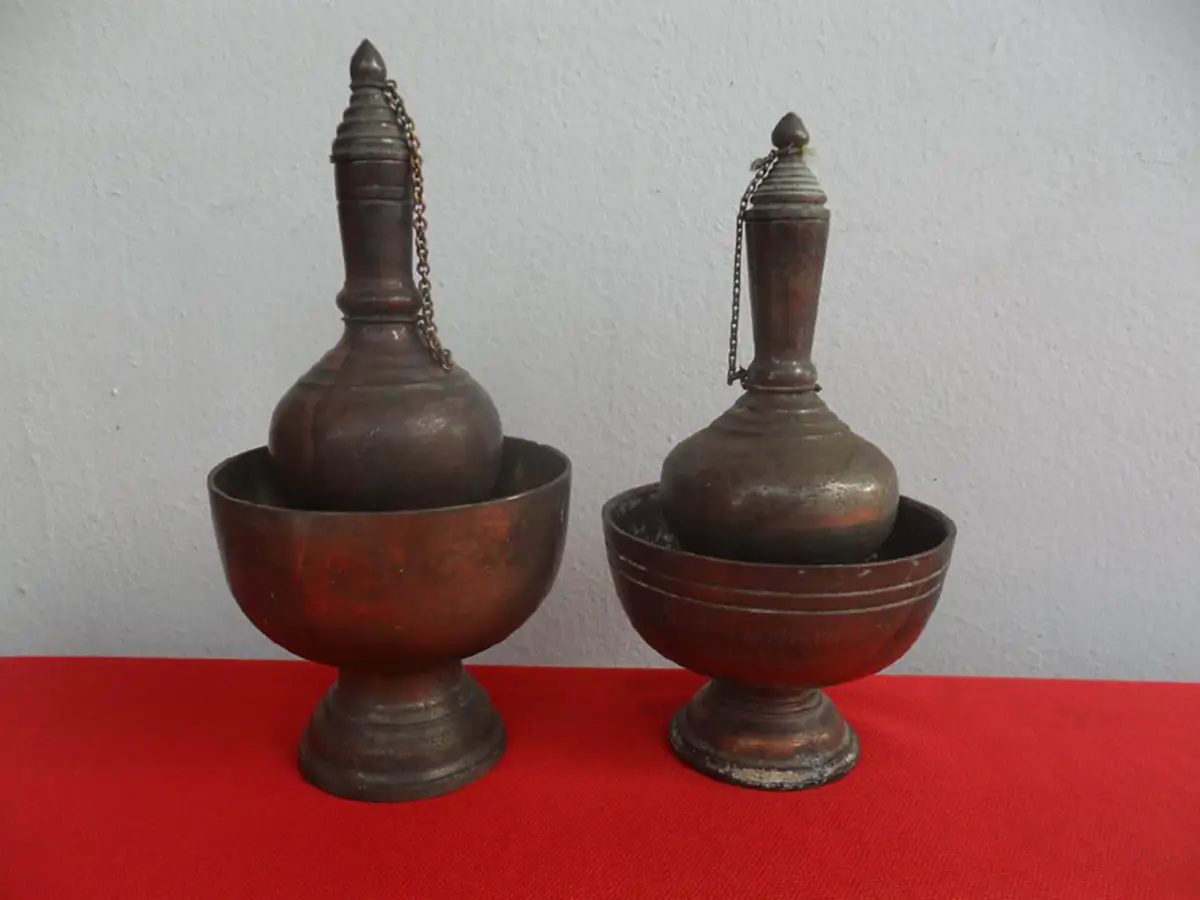 การกรวดน้ำ..มีมาตั้งแต่สมัยพุทธกาล เมื่อทำบุญใส่บาตรเสร็จ..อุทิศส่วนบุญกุศล มีหลายวิธีตามสะดวกพร้อมบทสวดง่ายๆแต่ได้กุศลแรง.