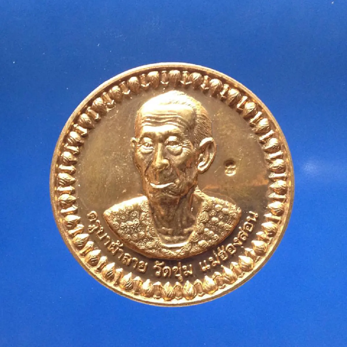 แต่งตัวแบบผู้หญิงไทใหญ่ นุ่งผ้าถุง ใส่เสื้อ ไว้ผมยาว ม้วนผม ทาแป้ง.."หลวงปู่ครูบาผ้าลาย วัดขุ่ม"ทำตัวประดุจคนบ้า ปริศนาธรรมล้ำลึก