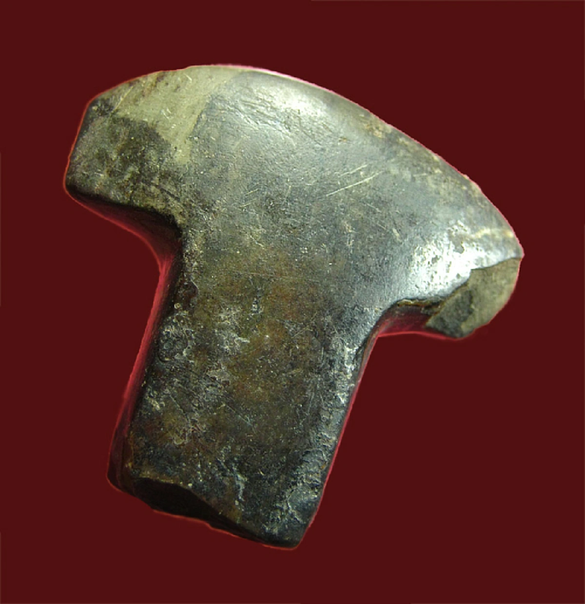 ตกมาจากฟากฟ้า "ขวานฟ้ากายสิทธิ์"พร้อมสายฟ้าผ่า มีพลานุภาพมาก ผู้ใดครอบครองจะเจริญด้วยตบะอำนาจ ภูตผีปีศาจ จะเกรงกลัวยิ่งนัก..