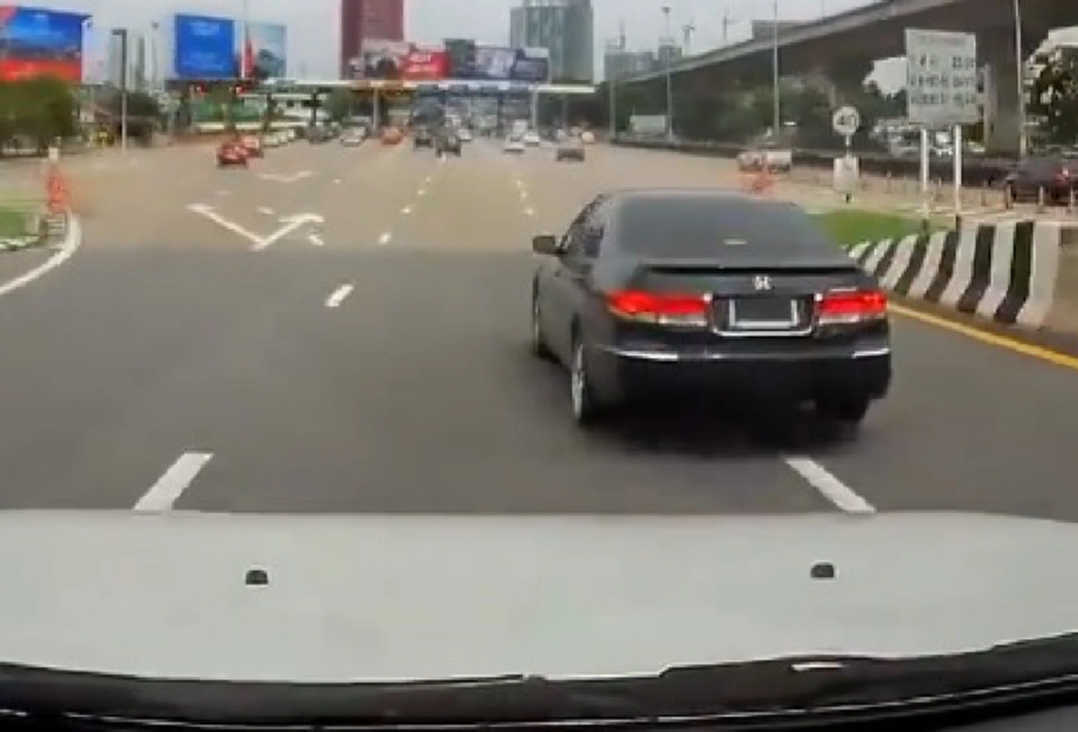 วิถีคนกร่าง เก๋งดำเจอบีบเเตรเตือนซิ่งขับปาดหน้าคู่กรณี ปรี่ท้าต่อย ขู่ใหญ่ขู่โตรถตัวเองไม่ติดป้ายทะเบียน  (คลิป)