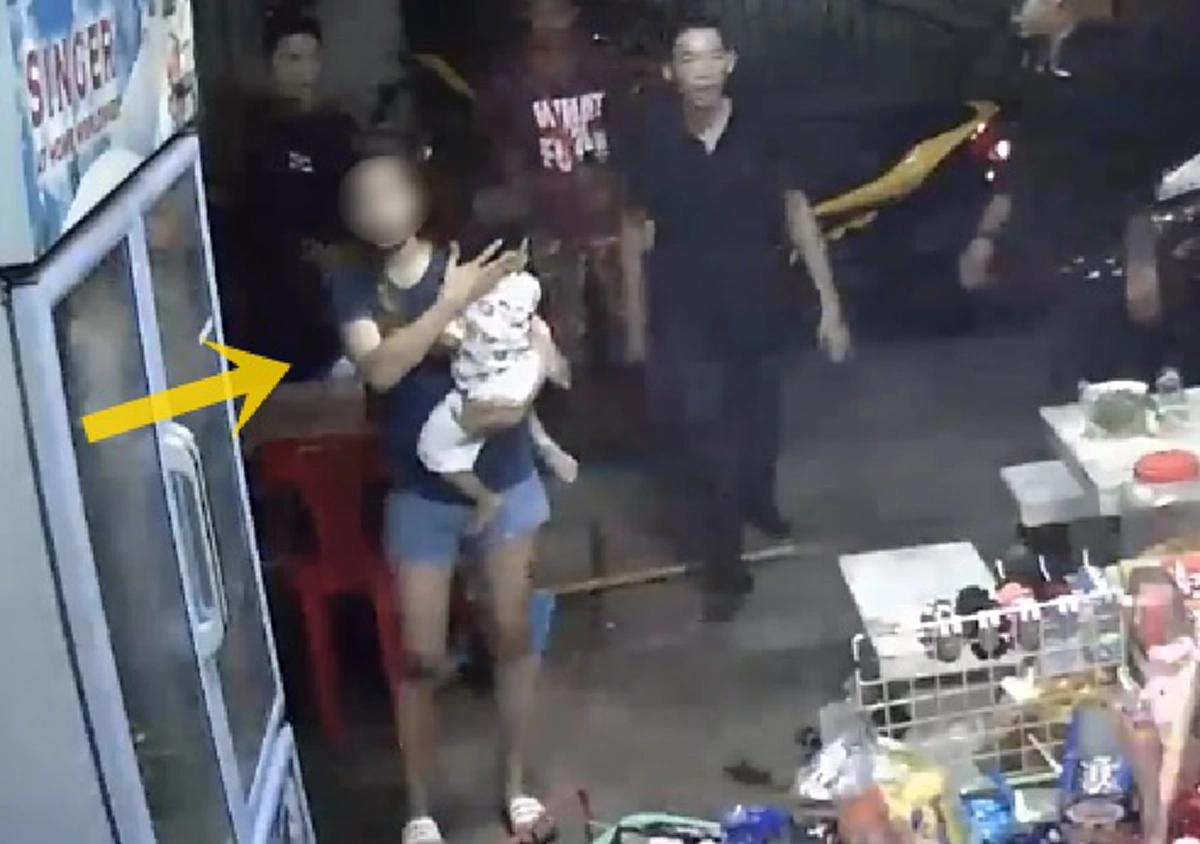 เร่งล่าแก๊งชายฉกรรจ์เลือดหึงหวงขึ้นหน้า ยกพวกบุกร้านของชำไล่ทำร้ายอริ ปืนจ่อคนแก่ห้ามยุ่ง