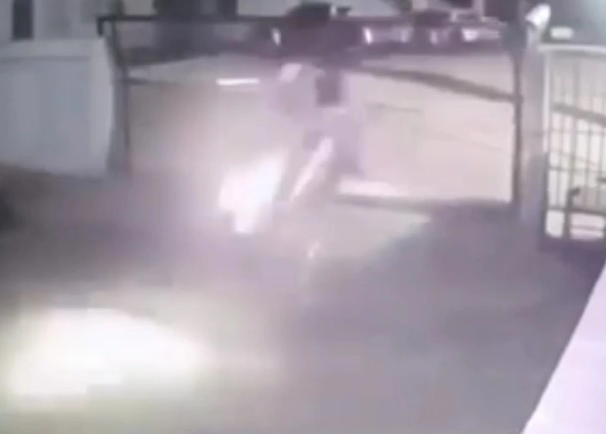 ชายแต่งกายคล้ายตำรวจซิ่งมอไซค์พุ่งชนทะลุประตูรั้ว (คลิป)