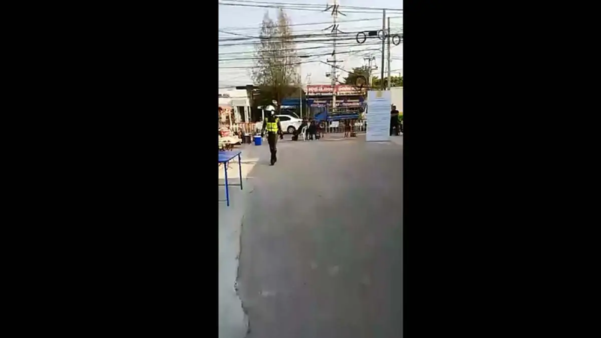 เคลียร์พื้นที่!!! บรรดาพระลูกวัด-ศิษย์ "ธรรมกาย" เร่งทำความสะอาดพื้นที่คลองหลวง (มีคลิป)