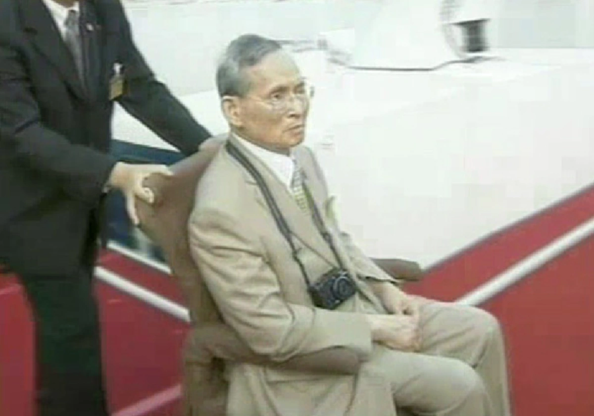 ธรรมชาติอัศจรรย์เสมอ! พุ่มยางนาบนเขา แรกๆมียอดแหลมเหมือนเศียรพระ นานๆไปมองคล้ายคนกำลังนั่ง ผู้เฒ่ายกมือสาธุ! เห็นแล้วนึกถึงในหลวง ร.9