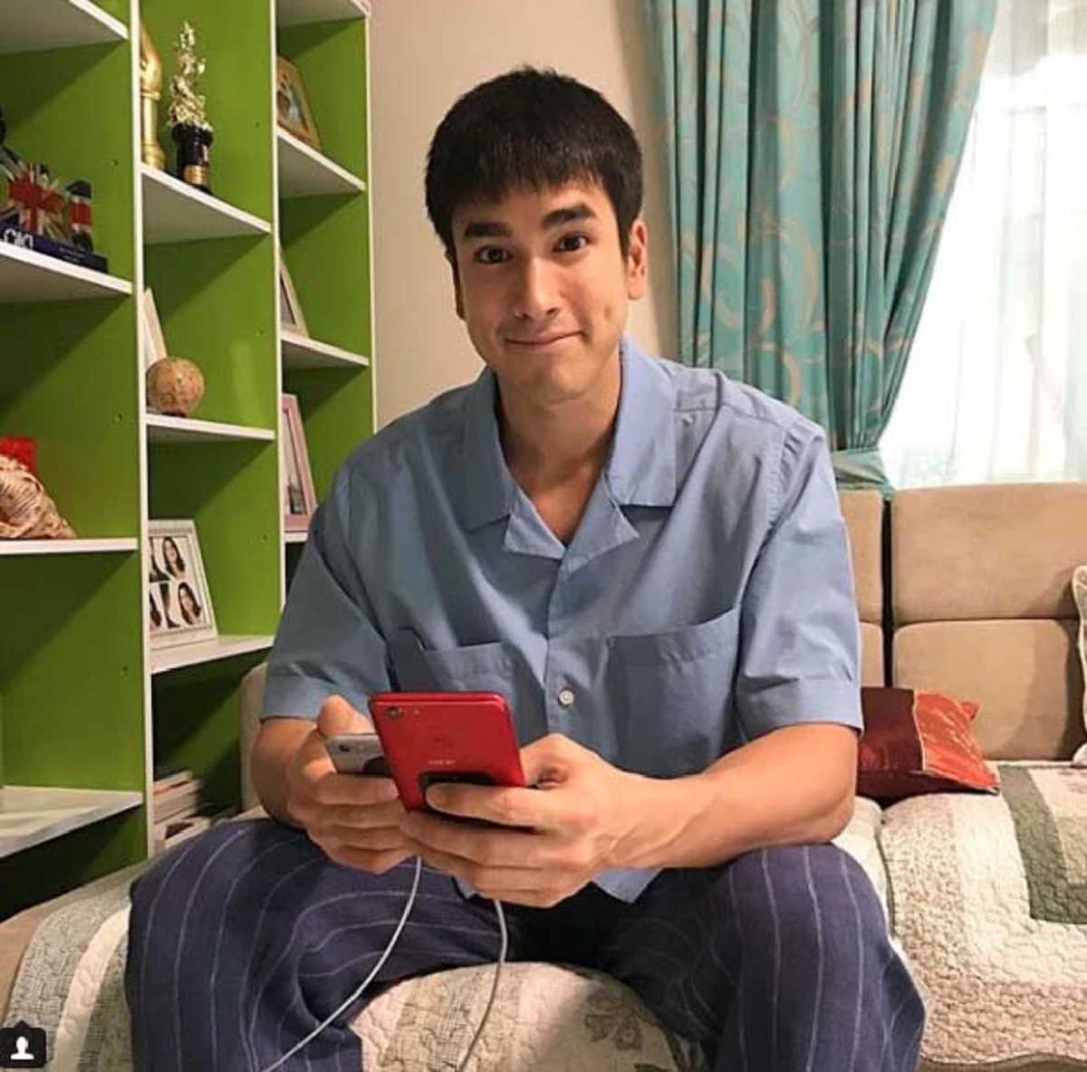 #อย่ามองคนแค่ภายนอก!! พระเอกหนุ่มชื่อดัง "ต่อแถวทำใบขับขี่" แต่งตัวธรรมดาบ้านๆ ทำตามกฏทุกอย่าง สมแล้วที่ได้หลายคนบอก ติดดินสุดๆ !! (ภาพ)