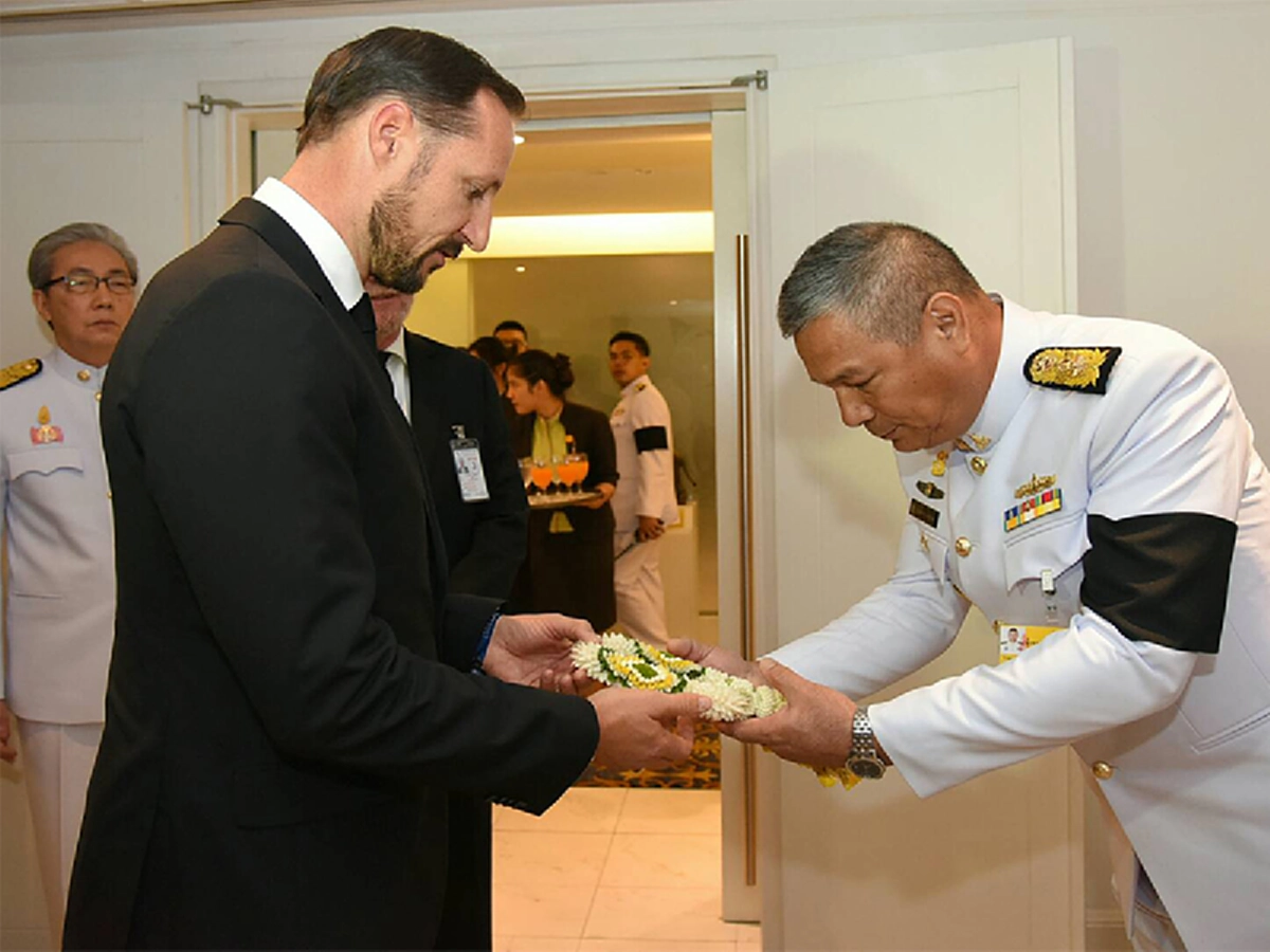 เจ้าฟ้าชายโฮกุน มกุฎราชกุมารแห่งนอร์เวย์ เสด็จฯถึงไทยแล้ว เพื่อทรงเข้าร่วมพระราชพิธีถวายพระเพลิงพระบรมศพในหลวง ร.๙