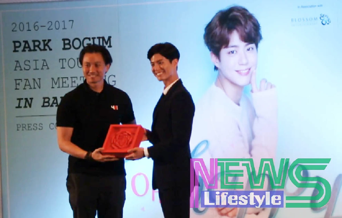 แฮชแท็ก "ขอให้พระคุ้มครอง" ดังสนั่น !!  "พัคโบกอม" จัดแฟนมีตไทยครั้งแรก !! เป็นห่วงแฟนคลับสุขภาพ - เงิน !!(ชมภาพ-บทสัมภาษณ์)