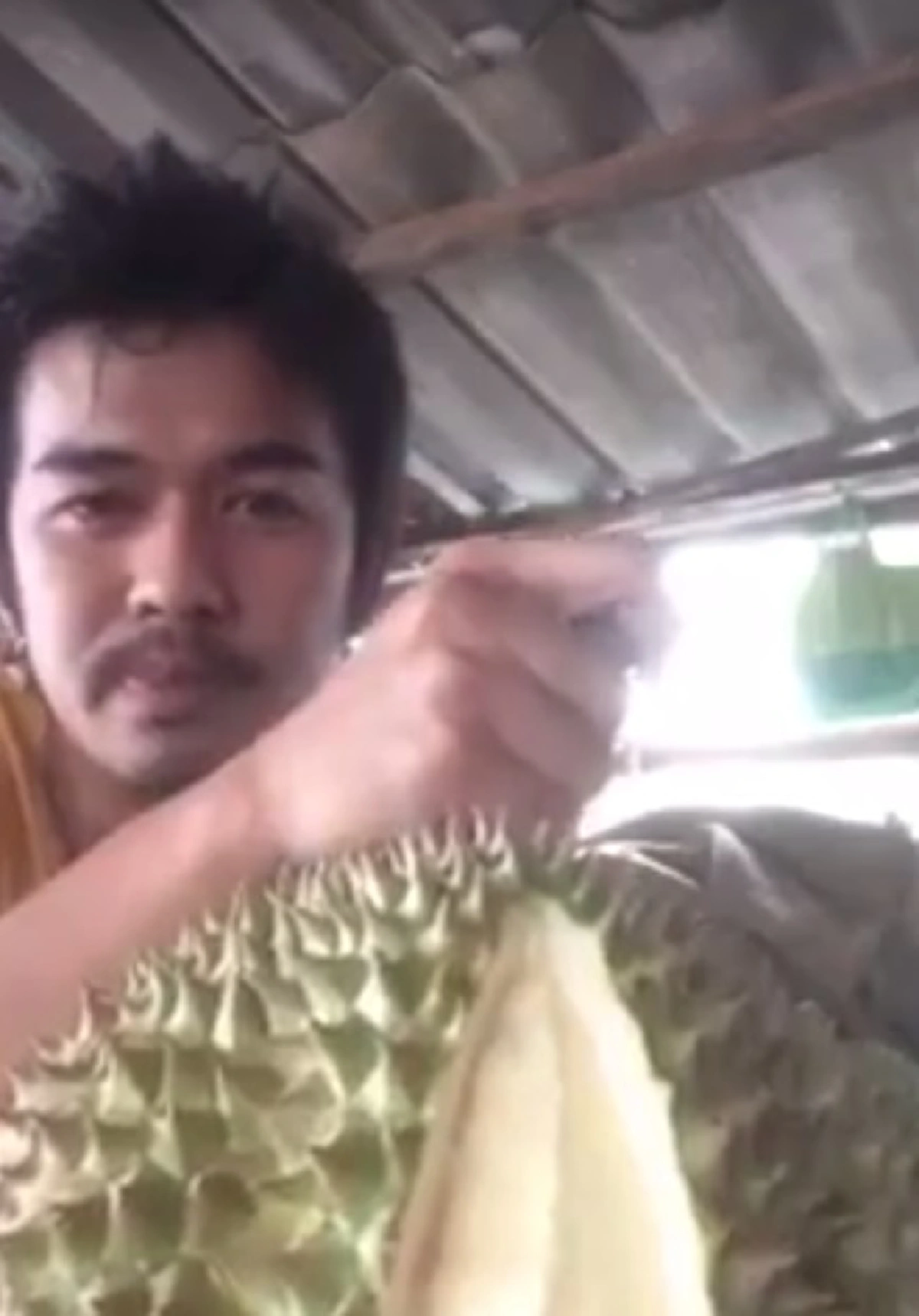 โคตรช้ำใจ!! หนุ่มโวยแหลก หลังซื้อทุเรียนระยองหวังมาขายได้กำไร พอผ่าออกดูแทบทรุด ไม่คิดว่าจะทำกันได้ลงคอ...คนไทยด้วยกัน!?!