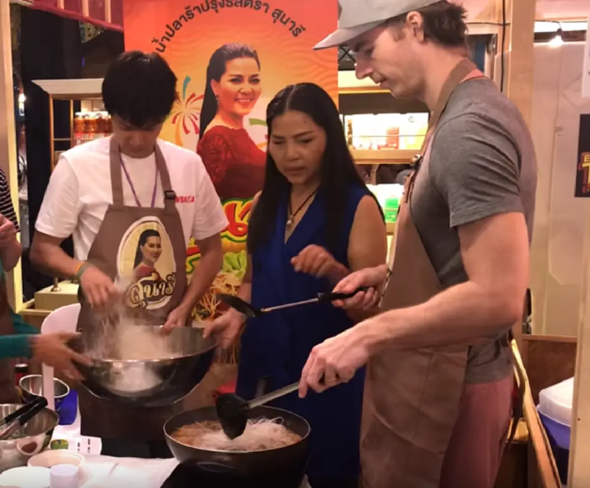 สุนารีปลื้ม สามี-ลูกชาย ขยันทำมาหากินช่วยกันผัดหมี่โคราชขาย (คลิป)