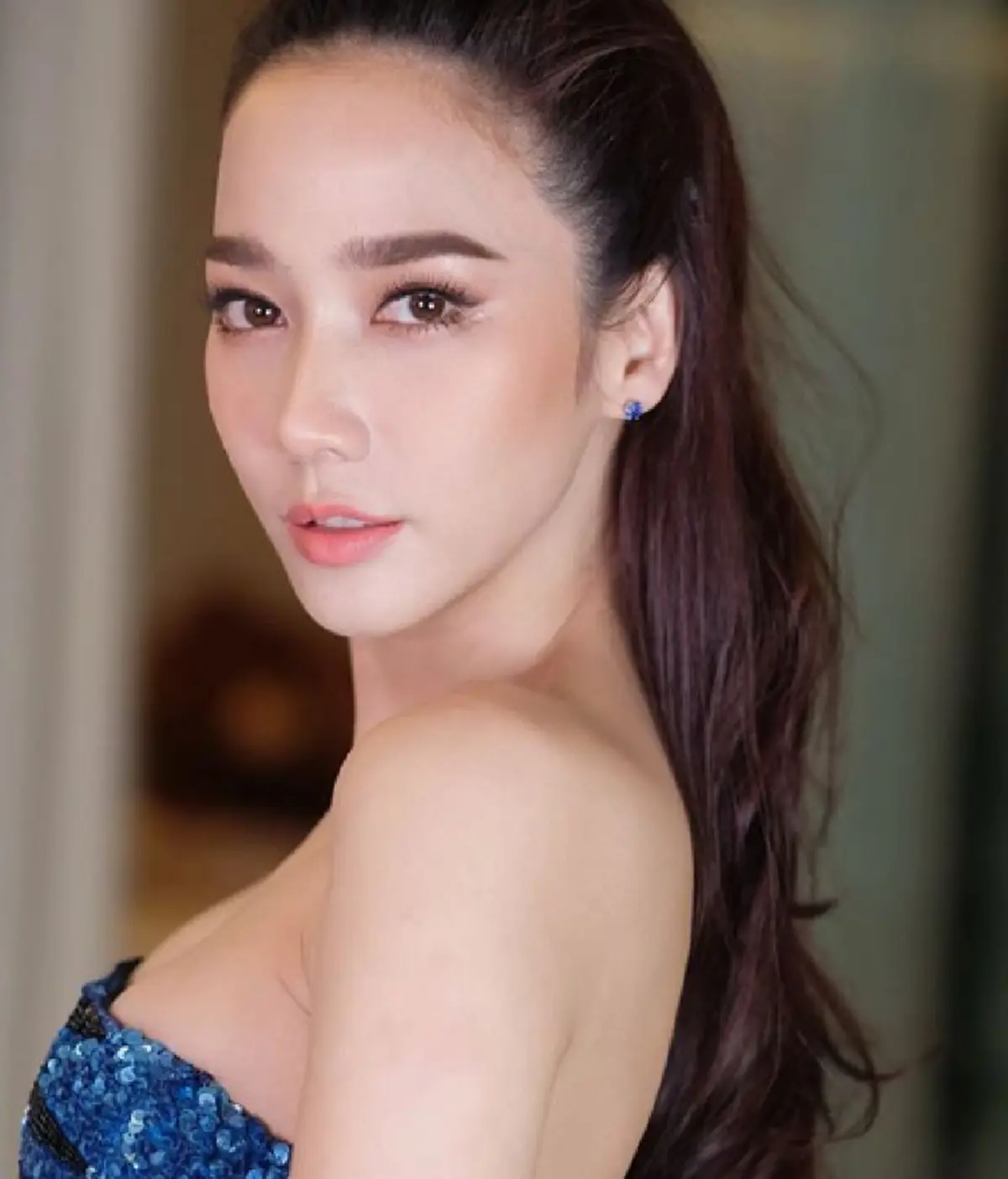 อั้ม พัชราภา สวยใจบุญช่วยซื้อกระเป๋าผ้าเเฟนคลับ หาเงินรักษาลูกชายป่วย