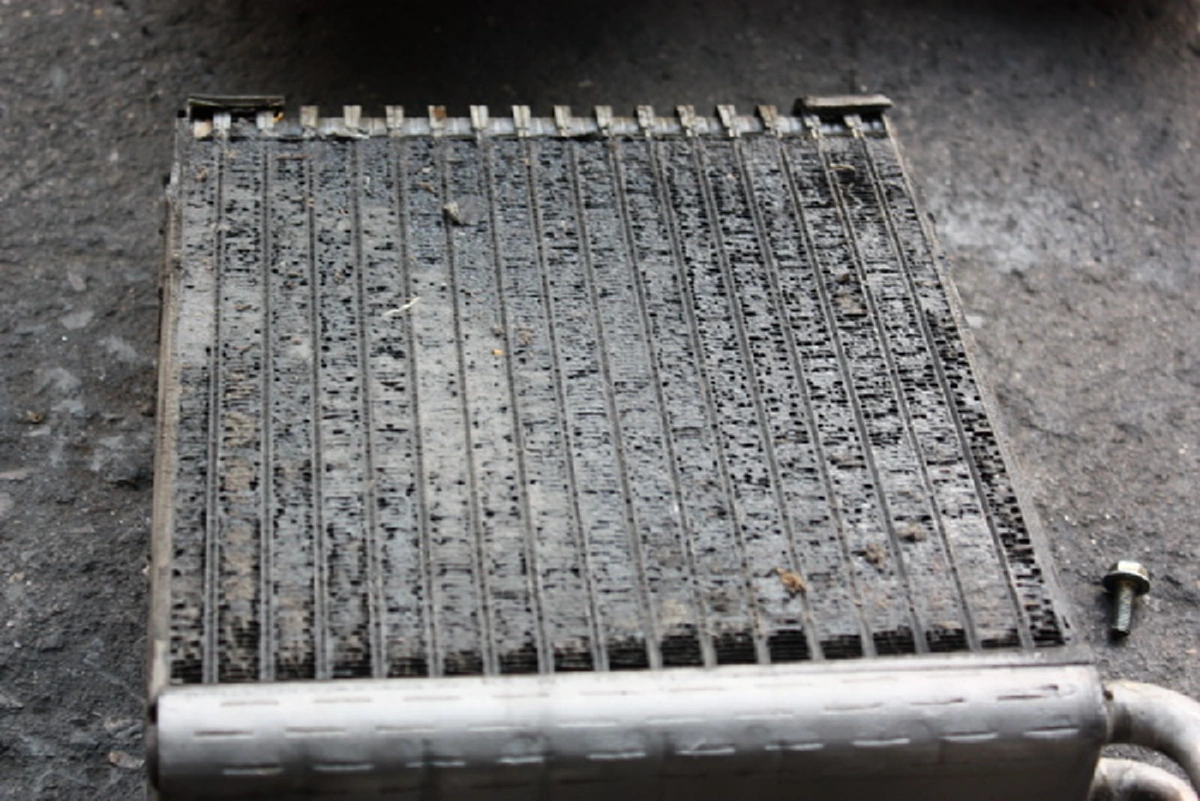 รู้แบบนี้ทำนานแล้ว!! วิธีแก้ปัญหา "แอร์รถยนต์เหม็นอับ" ได้ง่ายๆ ไม่ต้องจ้างช่าง ประหยัดเงิน แต่รับรองได้ผลชัวร์!?