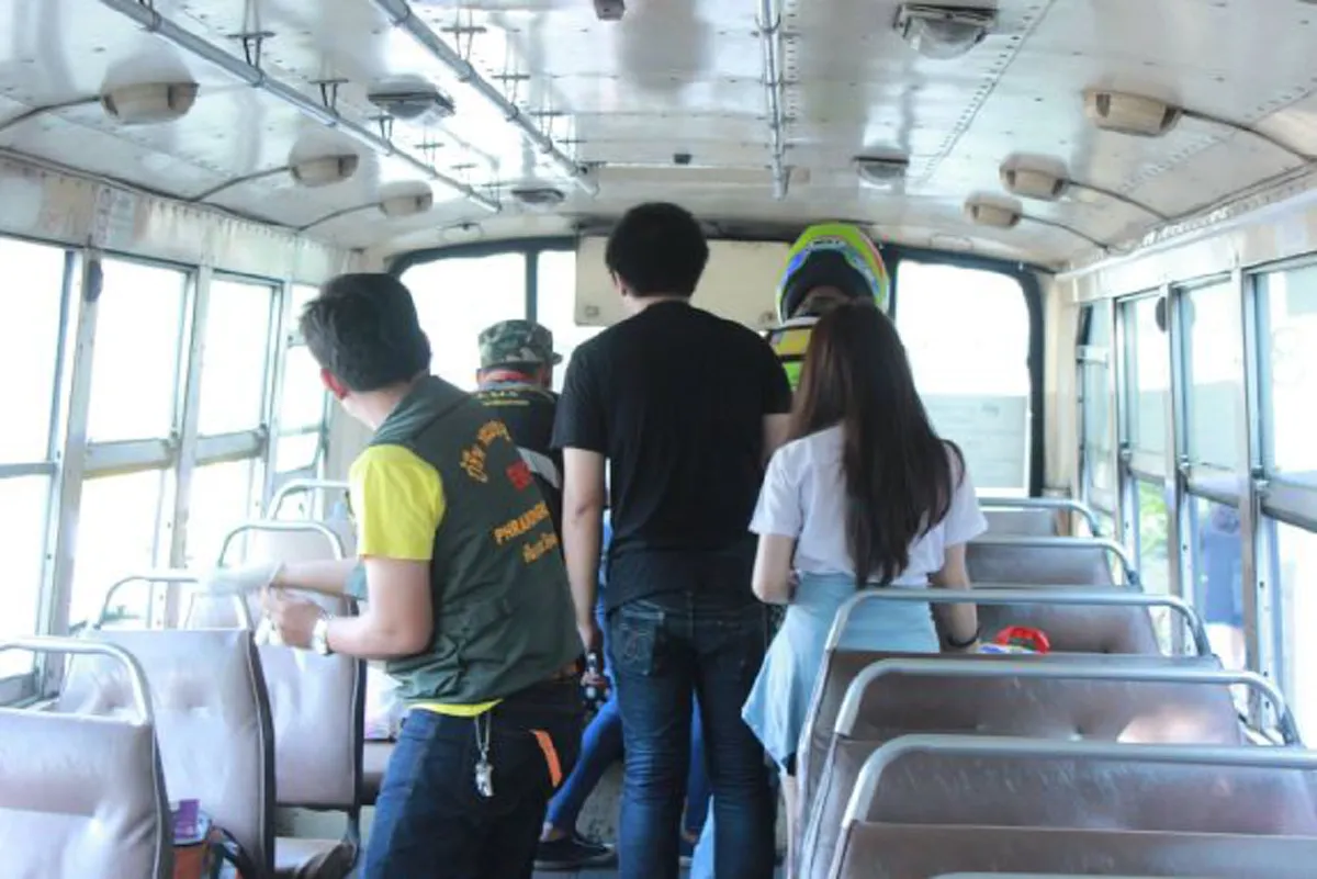 แตกตื่นทั้งรถเมล์!!! คนขับตัดสินใจฝ่าไฟแดงกลางกรุง หลังผดส.สาวส่อพิรุธยกน้ำในมือขึ้นดื่มเกิดน้ำลายฟูมปากทำคนอื่นช็อกหนัก?