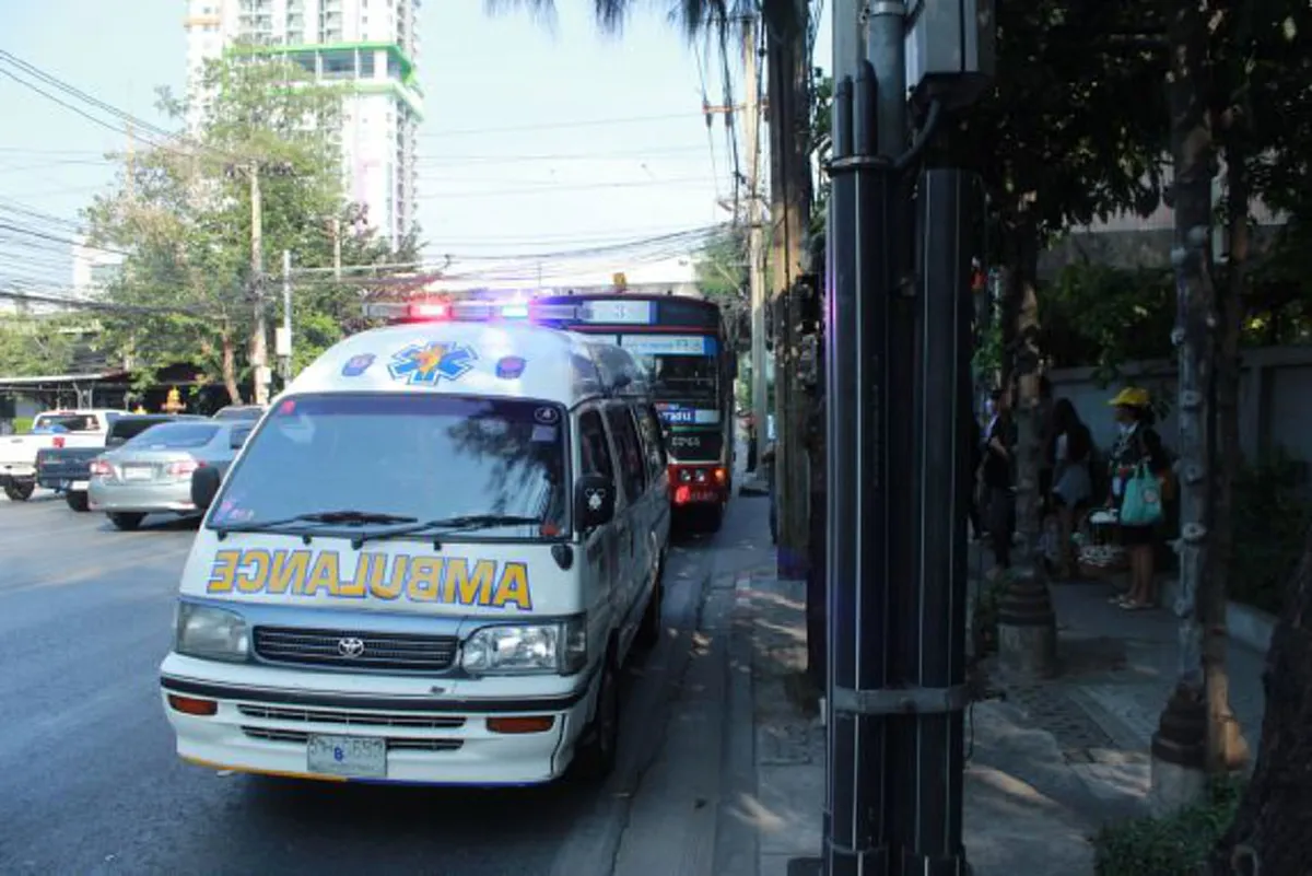 แตกตื่นทั้งรถเมล์!!! คนขับตัดสินใจฝ่าไฟแดงกลางกรุง หลังผดส.สาวส่อพิรุธยกน้ำในมือขึ้นดื่มเกิดน้ำลายฟูมปากทำคนอื่นช็อกหนัก?