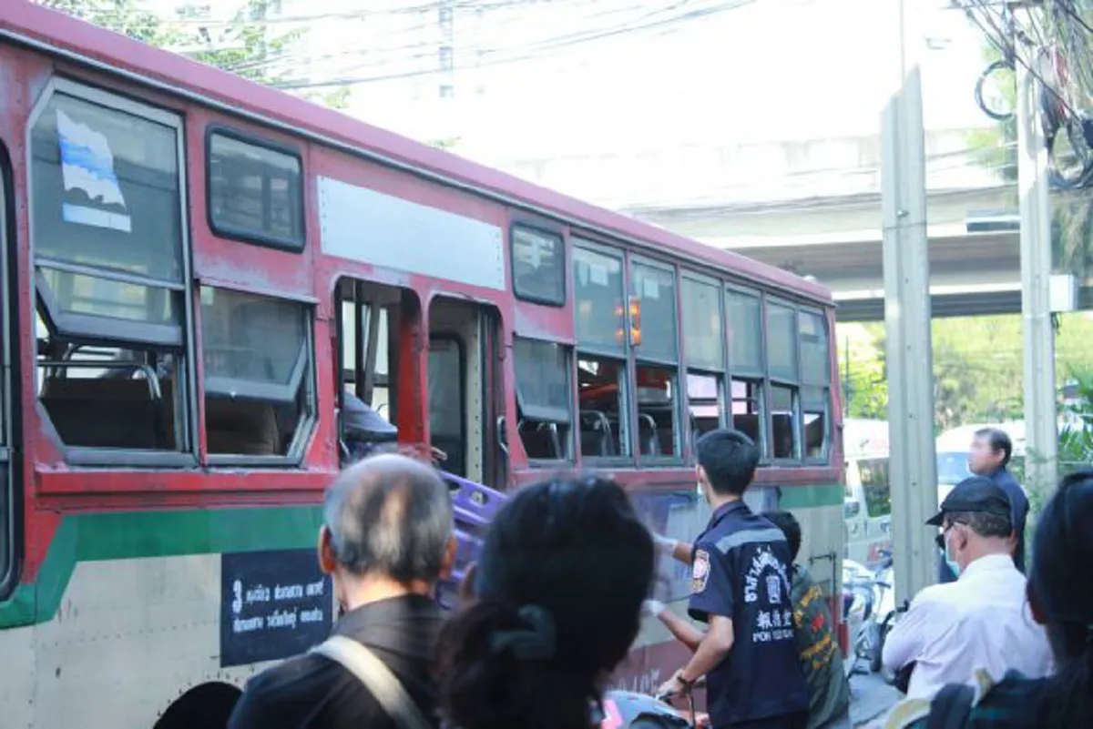 แตกตื่นทั้งรถเมล์!!! คนขับตัดสินใจฝ่าไฟแดงกลางกรุง หลังผดส.สาวส่อพิรุธยกน้ำในมือขึ้นดื่มเกิดน้ำลายฟูมปากทำคนอื่นช็อกหนัก?