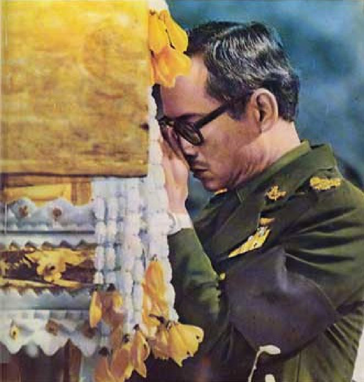 เป็นบุญตายิ่งนัก!! ภาพหาชมยาก "ในหลวง" ทรงไหว้หีบศพ "หลวงปู่ฝั้น อาจาโร" บุคคลสำคัญที่ในหลวงรัชกาลที่ ๙  ทรงเคารพนับถืออย่างมาก !!