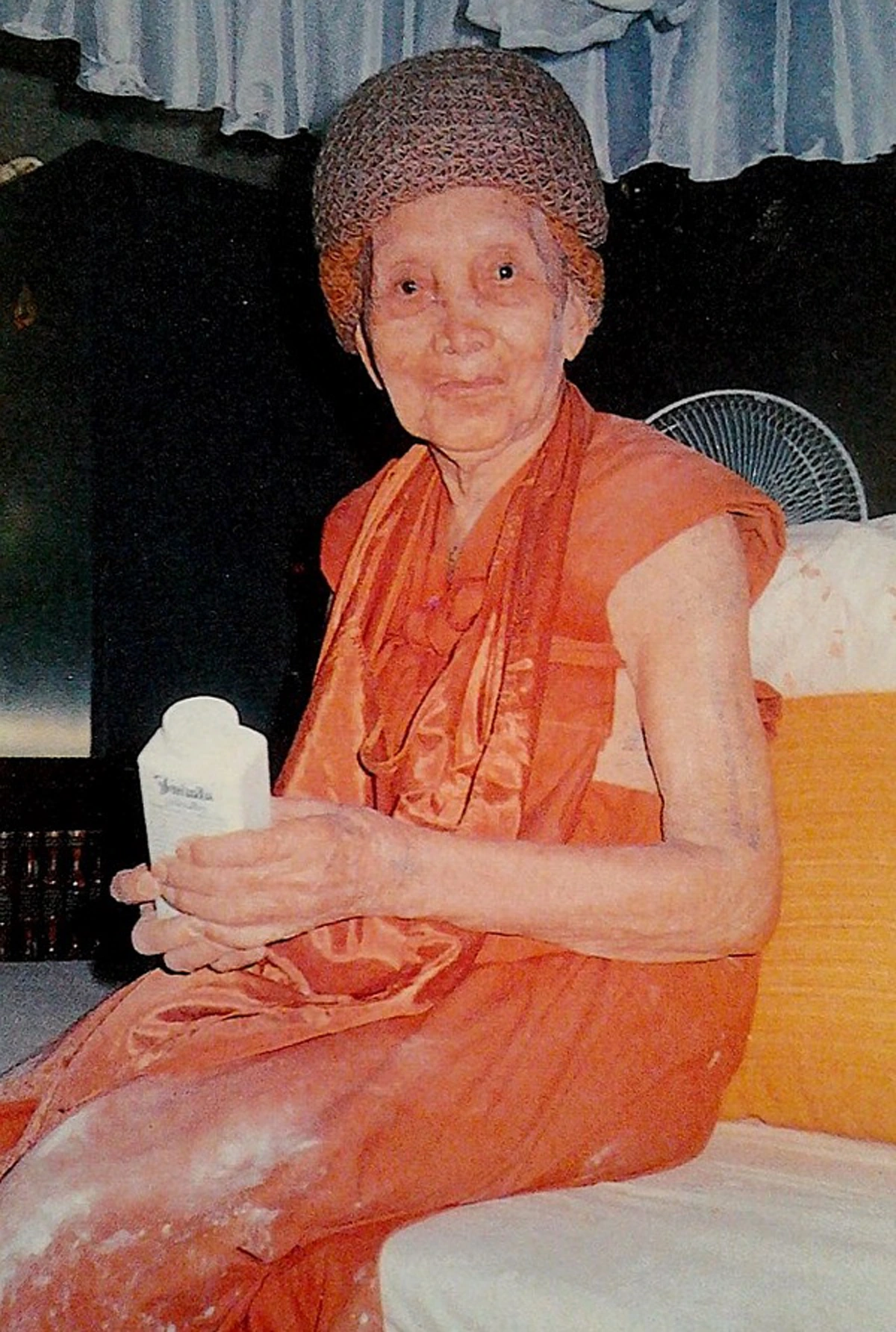 ผงพระอรหันต์ท่านให้ จะให้เอาไว้ตรงไหน  นอกจากบนศีรษะของเรา.. เมื่อ "หลวงปู่บุดดา" เมตตาเทแป้งใส่มือให้ "หลวงปู่ดู่" สาธุ..