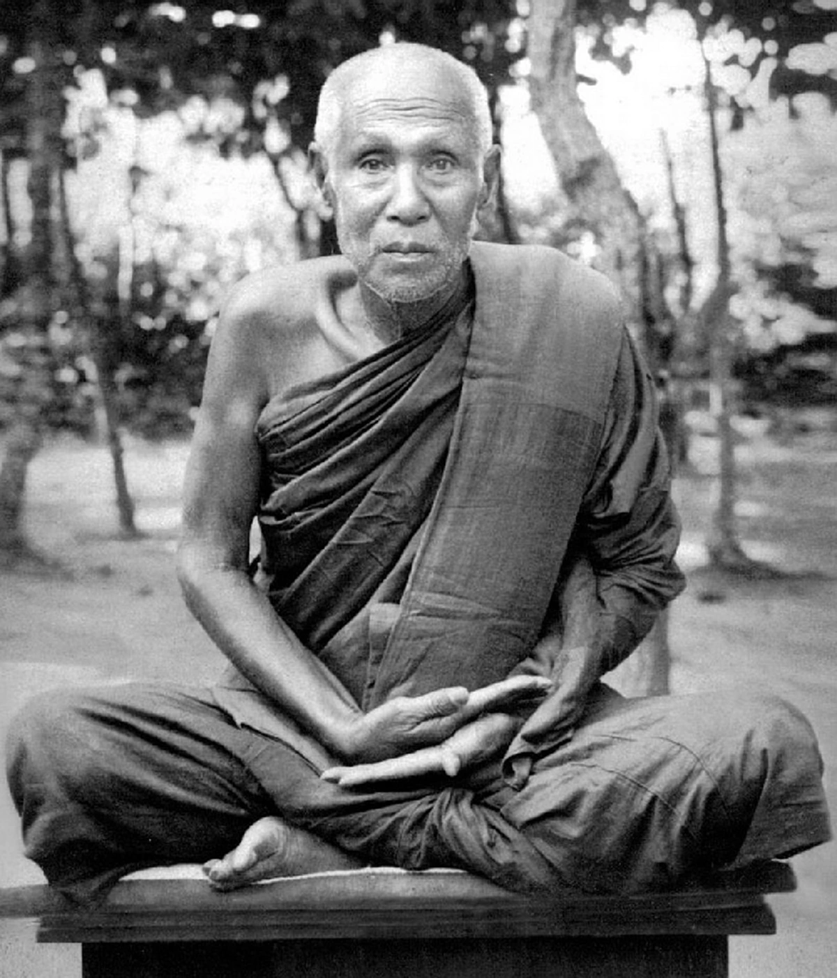 ๓ กุมภาพันธ์ คล้ายวันละสังขาร ครบ ๗๗ ปี "หลวงปู่เสาร์ กันตสีโล"พระปรมาจารย์ใหญ่สายกัมมัฏฐาน ผู้เคยปรารถนาเป็นพระปัจเจกพุทธเจ้า.