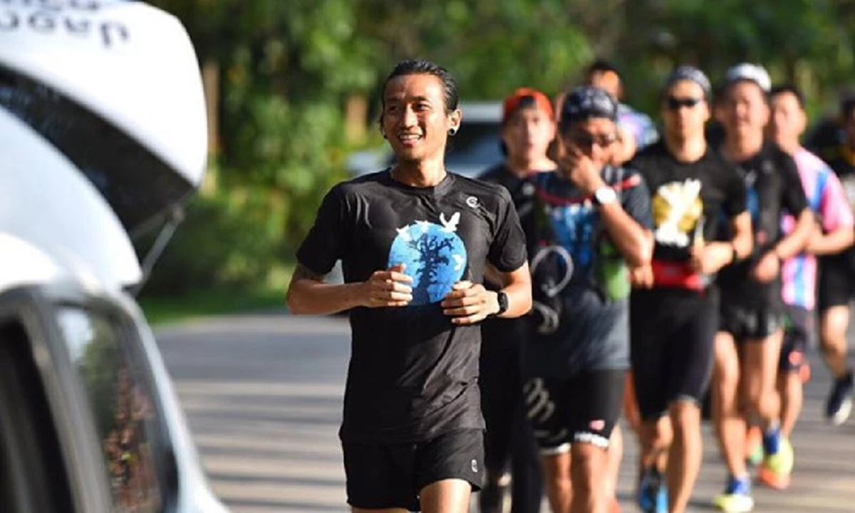 เสื้อแดงปั่นกระแส ซัด “ตูน บอดี้สแลม” วิ่ง ก้าวคนละก้าวเพื่อ 11 โรงพยาบาลทั่วประเทศ  แค่พวกโลกสวย อยู่ถ้ำ คิดไม่เป็น วิ่งให้ตายก็แก้ปัญหาไม่
