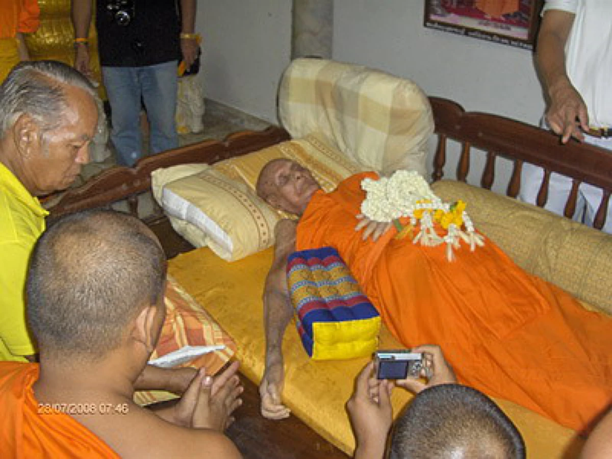 เทพเจ้าแห่งแดนดอกลำดวน!! เปิดประวัติ "หลวงปู่เครื่อง สุภัทโท" วัดสระกำแพงใหญ่ ศิษย์หลวงปู่มั่น อัศจรรย์..ละสังขาร ร่างไม่เน่าเปื่อย (คลิป)