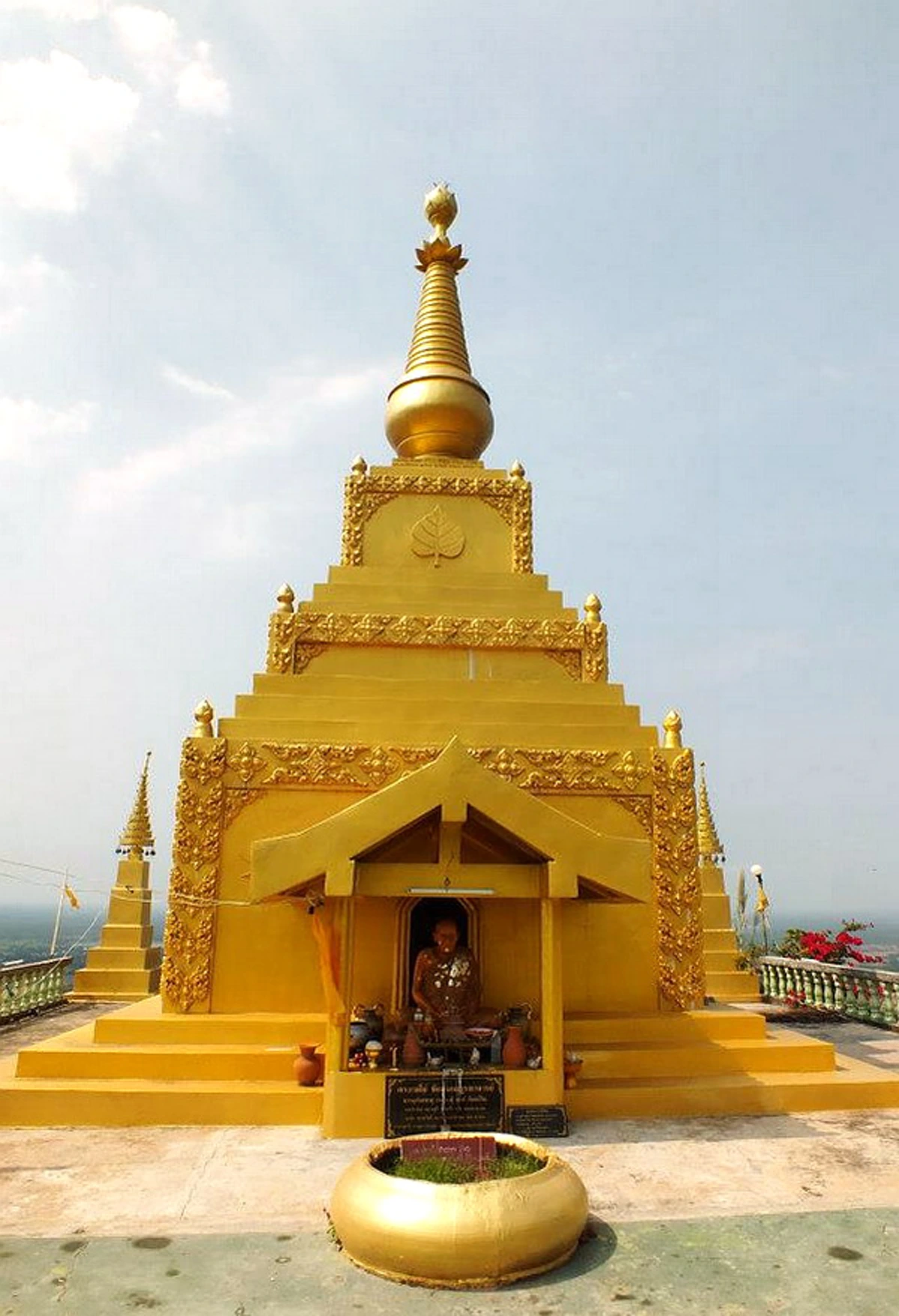 สิ้นสติเกือบสองวัน.."พระอาจารย์วัง" ขึ้นไปบนสวรรค์ พระศรีอริยเมตไตรย มอบพระคาถา เพื่อช่วยเหลือผู้คนในภายภาคหน้า.