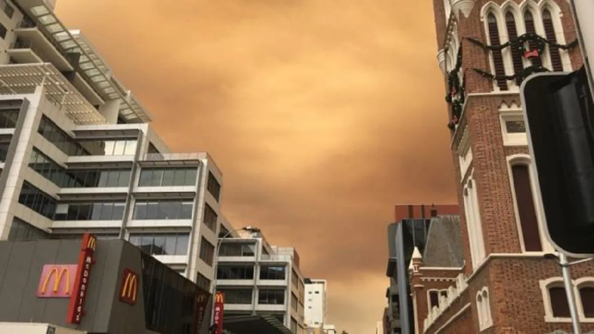 ท้องฟ้ากลายเป็นสีเพลิง!! ออสเตรเลียแปรปรวนหนัก ไฟป่าลุกลามเมืองเพิร์ธ ขณะที่พายุไซโคลนเตรียมจ่อประชิดอีกครั้ง