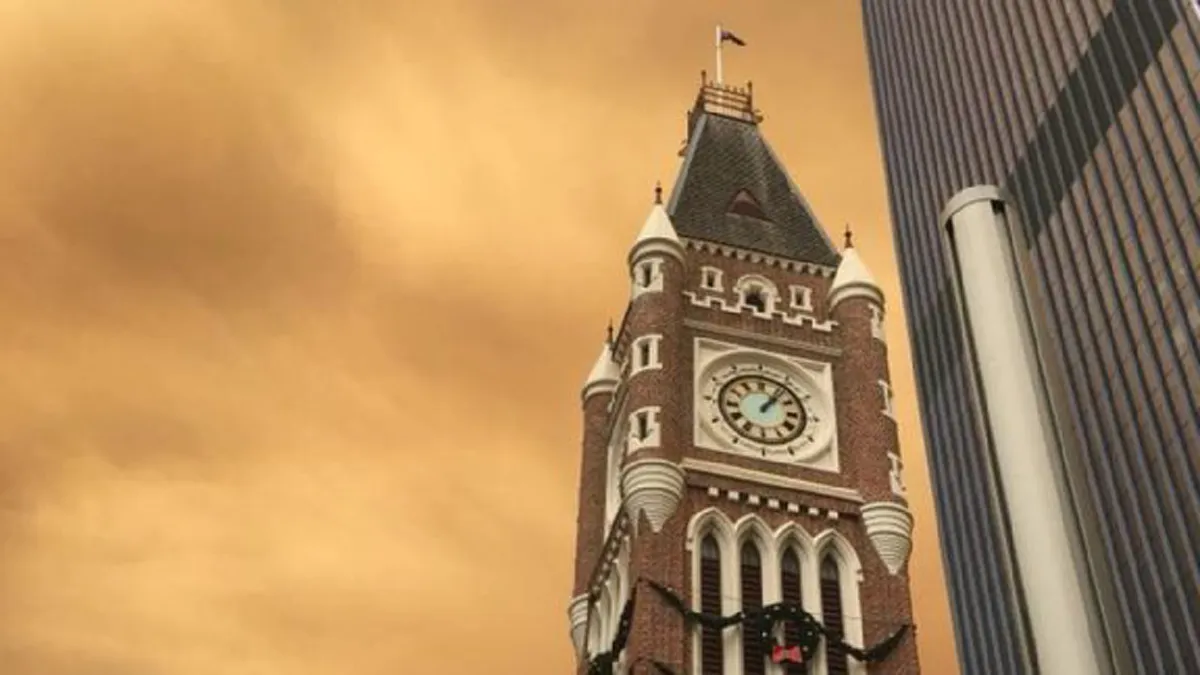 ท้องฟ้ากลายเป็นสีเพลิง!! ออสเตรเลียแปรปรวนหนัก ไฟป่าลุกลามเมืองเพิร์ธ ขณะที่พายุไซโคลนเตรียมจ่อประชิดอีกครั้ง