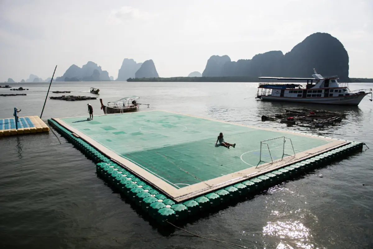 มหัศจรรย์ !! "Time" สื่อดังระดับโลก เผยเเพร่ภาพสนามฟุตบอลลอยน้ำ"เกาะปันหยี" พร้อมยกย่องว่าเป็นที่สุดของโลก