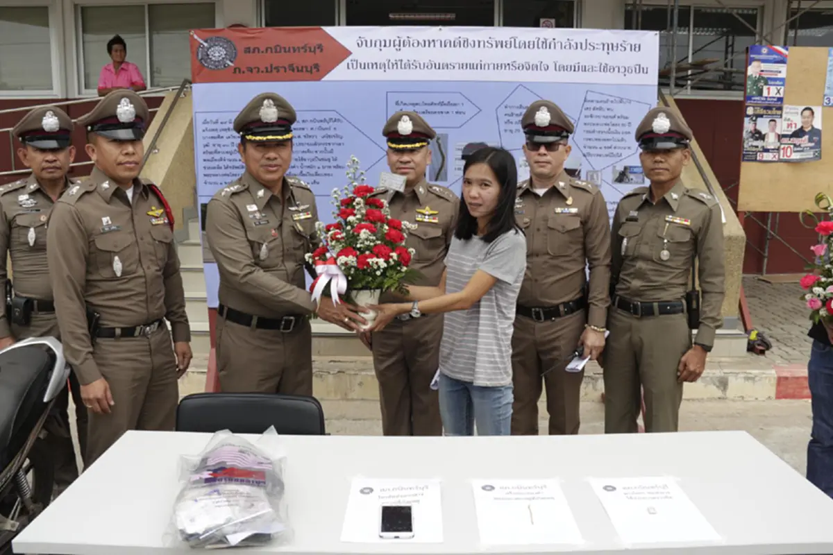 รวบแล้ว..คนร้ายชิงทรัพย์ 2 แม่ลูก ทำแผน หวิดชาวบ้านรุมประชาทัณฑ์(คลิป)