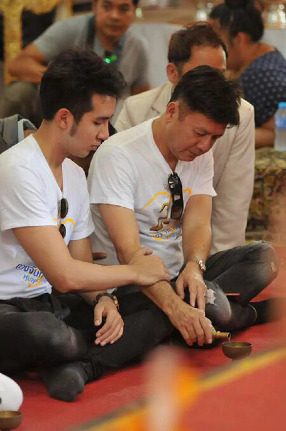 ขนลุก!! ซุปตาร์ลูกทุ่งบวงสรวงหุ่นขี้ผึ้ง"พุ่มพวง ดวงจันทร์" ก่อนขึ้นเวทีคอนเสิร์ตใหญ่ เสี่ยงเซียมซีได้เลขเด็ด3ตัวตรง คนแห่ซื้อกันเกลี้ยงแผง!