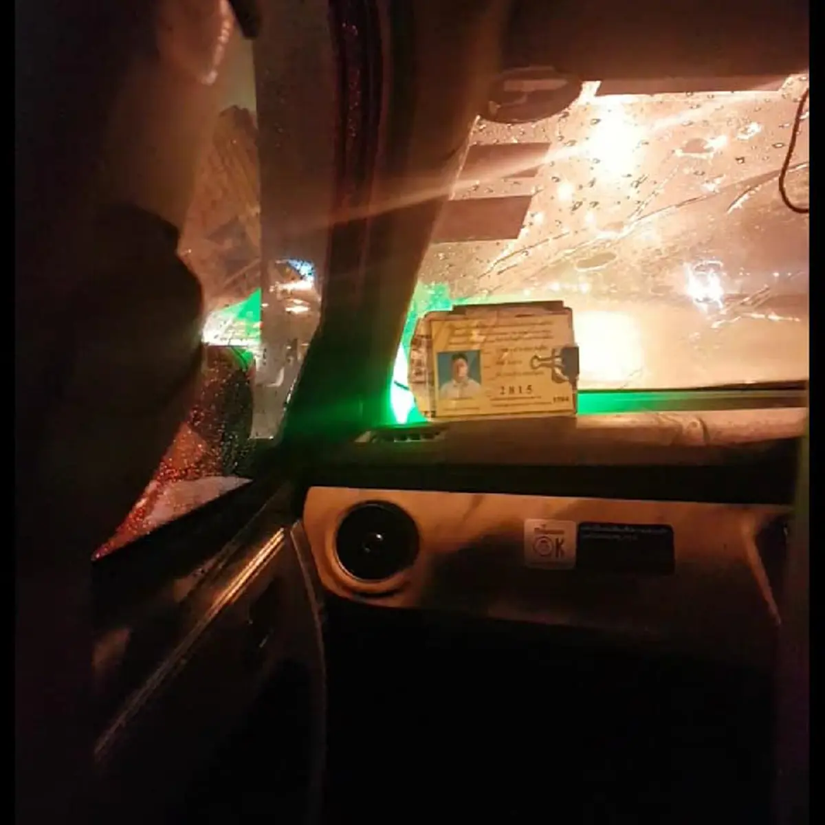 อย่างนี้เกินไป! แท็กซี่ไล่สาวลงรถเดินตากฝนไปต่อคันอื่น เห็นแก่ตัวสุดๆ