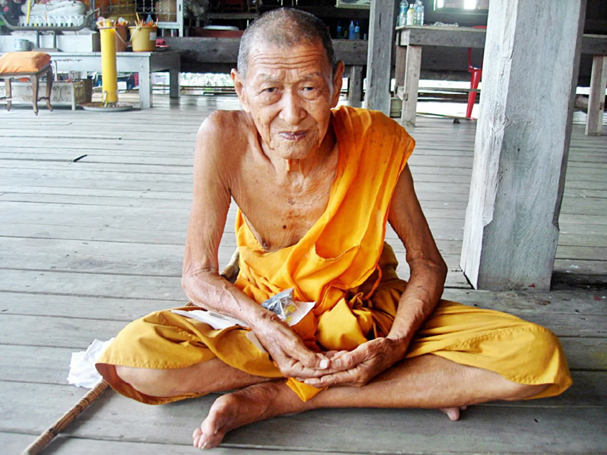 ย้อนตำนาน "หลวงปู่พวง" พระเกจิดังศิษย์เอก "หลวงพ่อทบ" ฝนตกหนักออกบิณฑบาต พระรูปอื่นเปียกหมด แต่ท่านไม่เปียกแม้นิดเดียว..